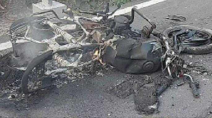 three dies as truck hits bike in ashti chamorshi road | ट्रकची दुचाकीला जबर धडक; मायलेकीसह तिघांचा मृत्यू three dies as truck hits bike in ashti chamorshi road | ट्रकची दुचाकीला जबर धडक; मायलेकीसह तिघांचा मृत्यू