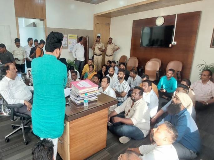 MNS stayed in the city engineer's hall Demand action against the contractor | मनसेचा शहर अभियंत्याच्या दालनात ठिय्या; ठेकेदारावर कारवाईची मागणी MNS stayed in the city engineer's hall Demand action against the contractor | मनसेचा शहर अभियंत्याच्या दालनात ठिय्या; ठेकेदारावर कारवाईची मागणी