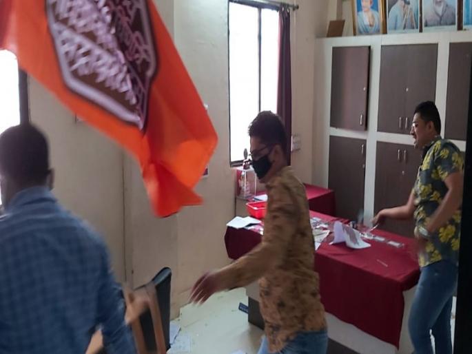 Mahavitran office was broken by MNS in Shirur | शिरूरमध्ये मनसेचे खळ्खट्याक; वीज वितरण कंपनीचे कार्यालय फोडले Mahavitran office was broken by MNS in Shirur | शिरूरमध्ये मनसेचे खळ्खट्याक; वीज वितरण कंपनीचे कार्यालय फोडले