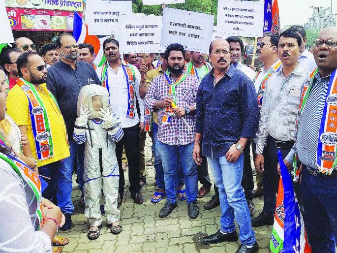 Astronauts, unique movement of MNS in Kalyan city | कल्याण शहरात खड्ड्यांत चक्क अवतरला ‘अंतराळवीर, मनसेचे अनोखे आंदोलन  Astronauts, unique movement of MNS in Kalyan city | कल्याण शहरात खड्ड्यांत चक्क अवतरला ‘अंतराळवीर, मनसेचे अनोखे आंदोलन