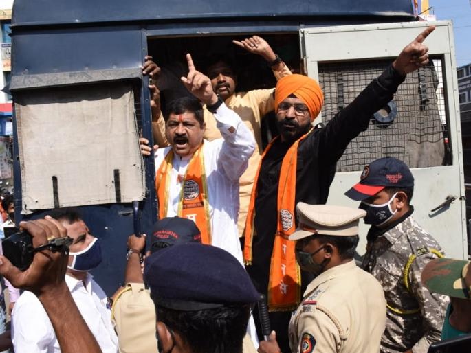 Police stopped the MNS march in Aurangpura | मनसेच्या मोर्चाला पोलीसांनी औरंगपुऱ्यातच रोखले Police stopped the MNS march in Aurangpura | मनसेच्या मोर्चाला पोलीसांनी औरंगपुऱ्यातच रोखले