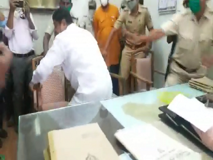 MNS aggressive on ‘Corona’ increase in Aurangabad; Attempt to put a chair in the head of Additional Commissioner of Municipality | 'कोरोना'वरून मनसे आक्रमक; औरंगाबादेत अतिरिक्त आयुक्तांच्या डोक्यात खुर्ची घालण्याचा प्रयत्न MNS aggressive on ‘Corona’ increase in Aurangabad; Attempt to put a chair in the head of Additional Commissioner of Municipality | 'कोरोना'वरून मनसे आक्रमक; औरंगाबादेत अतिरिक्त आयुक्तांच्या डोक्यात खुर्ची घालण्याचा प्रयत्न