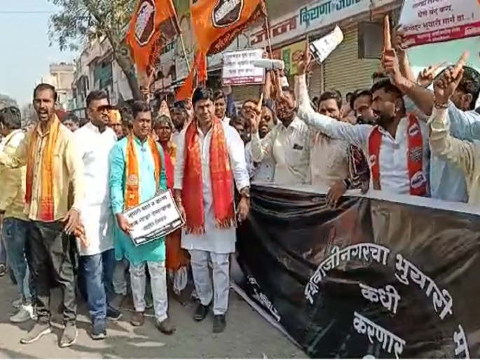 Protest administration with carrot in hand; MNS agitation for subway in Shivajinagar | 'आश्वासनांची गाजरं नको', शिवाजीनगर भुयारी मार्गासाठी मनसेचे रेल्वेक्रॉसिंगजवळ आंदोलन Protest administration with carrot in hand; MNS agitation for subway in Shivajinagar | 'आश्वासनांची गाजरं नको', शिवाजीनगर भुयारी मार्गासाठी मनसेचे रेल्वेक्रॉसिंगजवळ आंदोलन