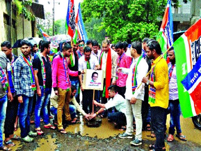From the potholes, Shivsena, MNS road | खड्ड्यांवरून शिवसेना, मनसे रस्त्यावर From the potholes, Shivsena, MNS road | खड्ड्यांवरून शिवसेना, मनसे रस्त्यावर