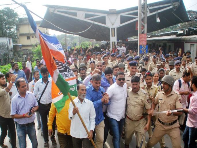 Due to the MNS protest | मनसेच्या आंदोलनामुळे रेल्वे स्थानकाला पोलीस छावणीचे स्वरूप Due to the MNS protest | मनसेच्या आंदोलनामुळे रेल्वे स्थानकाला पोलीस छावणीचे स्वरूप