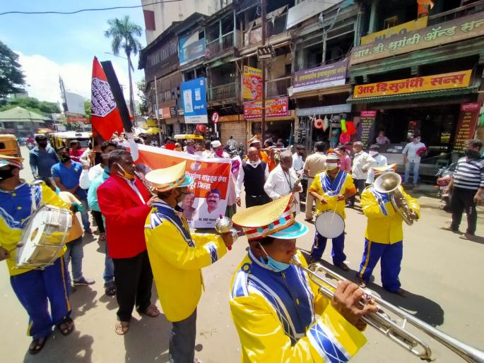 MNS's protest march on Municipal Corporation | कोल्हापूर महानगरपालिकेवर मनसेचा वरात मोर्चा MNS's protest march on Municipal Corporation | कोल्हापूर महानगरपालिकेवर मनसेचा वरात मोर्चा