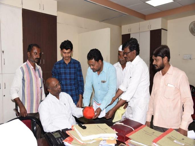 The MNS demanded help from the Chief Minister by sending bone-shedding of the dead farmer | मुख्यमंत्र्यांना मयत शेतकऱ्याचा अस्थि कलश पाठवून मनसेने केली मदतीची मागणी  The MNS demanded help from the Chief Minister by sending bone-shedding of the dead farmer | मुख्यमंत्र्यांना मयत शेतकऱ्याचा अस्थि कलश पाठवून मनसेने केली मदतीची मागणी