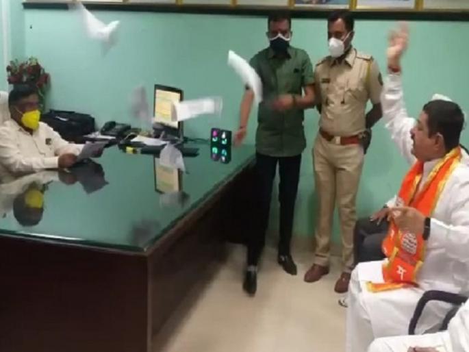 MNS hits MSEDCL; Electricity bills thrown on the chief engineer | मनसेचा महावितरणला दणका; मुख्य अभियंत्यावर भिरकावली वीज बिले MNS hits MSEDCL; Electricity bills thrown on the chief engineer | मनसेचा महावितरणला दणका; मुख्य अभियंत्यावर भिरकावली वीज बिले
