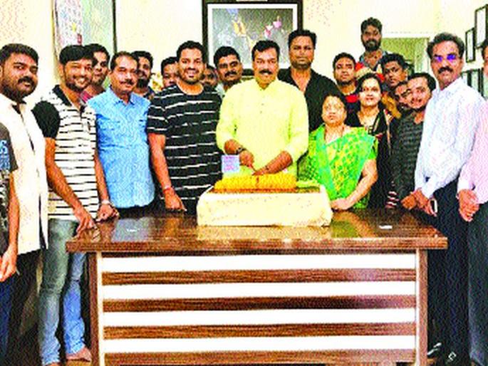 CM's 'that' assurance was for three years; Cut off the carrot cake and prohibit MNS | सीएमच्या ‘त्या’ आश्वासनाला झाली तीन वर्षे; गाजराचा केक कापून मनसेकडून निषेध CM's 'that' assurance was for three years; Cut off the carrot cake and prohibit MNS | सीएमच्या ‘त्या’ आश्वासनाला झाली तीन वर्षे; गाजराचा केक कापून मनसेकडून निषेध