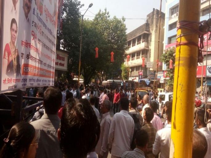 Congress march for hawkers | फेरीवाल्यांच्या समर्थनार्थ काँग्रेसचा मोर्चा : दादरमध्ये काँग्रेस-मनसेचे कार्यकर्ते भिडले Congress march for hawkers | फेरीवाल्यांच्या समर्थनार्थ काँग्रेसचा मोर्चा : दादरमध्ये काँग्रेस-मनसेचे कार्यकर्ते भिडले