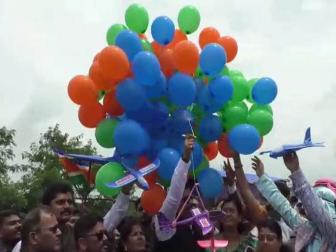 'MNS' reply to BJP's advertisement in Dombivali | भाजपच्या जाहिरातबाजीला 'मनसे' प्रत्युत्तर, डोंबिवली विमानतळाचे केले प्रतीकात्मक भूमिपूजन