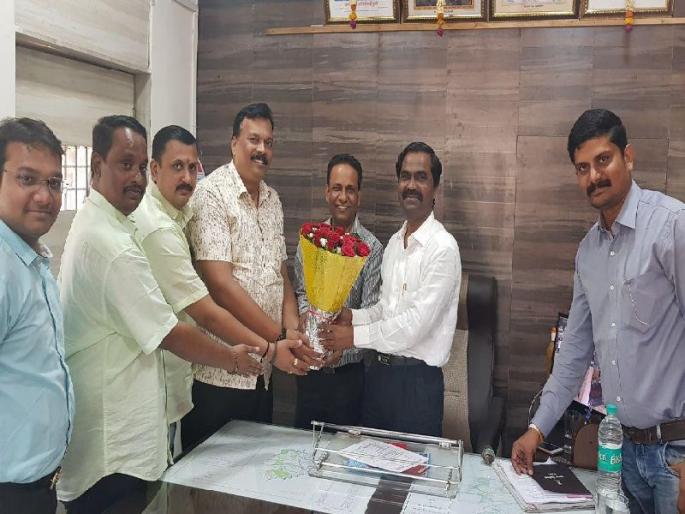 MNS appreciated public works officers for building good roads | चांगले रस्ते बांधले म्हणून मनसेने केले सार्वजनिक बांधकाम अधिका-यांचे कौतुक MNS appreciated public works officers for building good roads | चांगले रस्ते बांधले म्हणून मनसेने केले सार्वजनिक बांधकाम अधिका-यांचे कौतुक