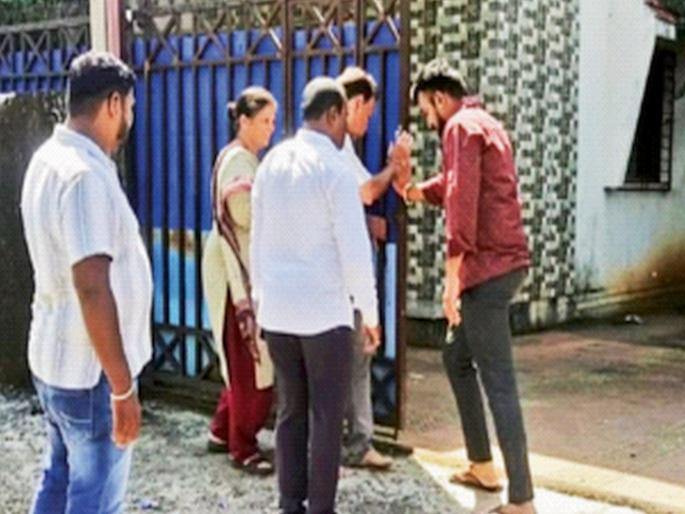 MNS slams migrant who refused to let elderly couple set foot in their own house | ज्येष्ठ दाम्पत्याला त्यांच्याच घरात पाय ठेवू न देणाऱ्या परप्रांतीयाला मनसेचा दणका MNS slams migrant who refused to let elderly couple set foot in their own house | ज्येष्ठ दाम्पत्याला त्यांच्याच घरात पाय ठेवू न देणाऱ्या परप्रांतीयाला मनसेचा दणका