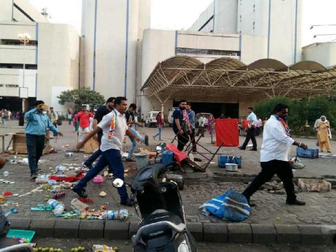 After the attack on the worker, MNS aggressor, Vashi, hijacked the hawkers | कार्यकर्त्यावरील हल्ल्यानंतर मनसे आक्रमक, वाशीमध्ये फेरीवाल्यांना हुसकावले After the attack on the worker, MNS aggressor, Vashi, hijacked the hawkers | कार्यकर्त्यावरील हल्ल्यानंतर मनसे आक्रमक, वाशीमध्ये फेरीवाल्यांना हुसकावले