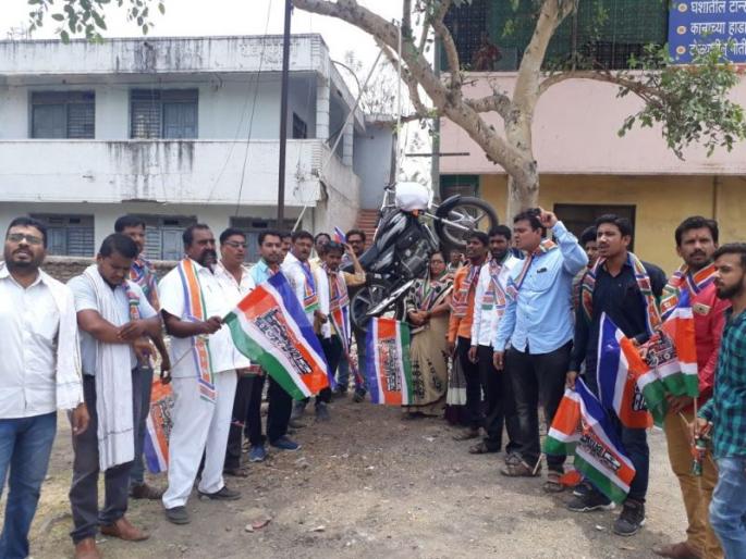 MNS protest petrol price hike | मनसेकडून मोेटारसायकल झाडाला लटकावून पेट्रोल दरवाढीचा निषेध MNS protest petrol price hike | मनसेकडून मोेटारसायकल झाडाला लटकावून पेट्रोल दरवाढीचा निषेध