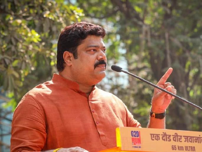 If the hawkers sit in the station area, they will beat up the officials | स्टेशन परिसरात फेरीवाले बसले तर अधिकाऱ्यांना ठोकून काढणार If the hawkers sit in the station area, they will beat up the officials | स्टेशन परिसरात फेरीवाले बसले तर अधिकाऱ्यांना ठोकून काढणार