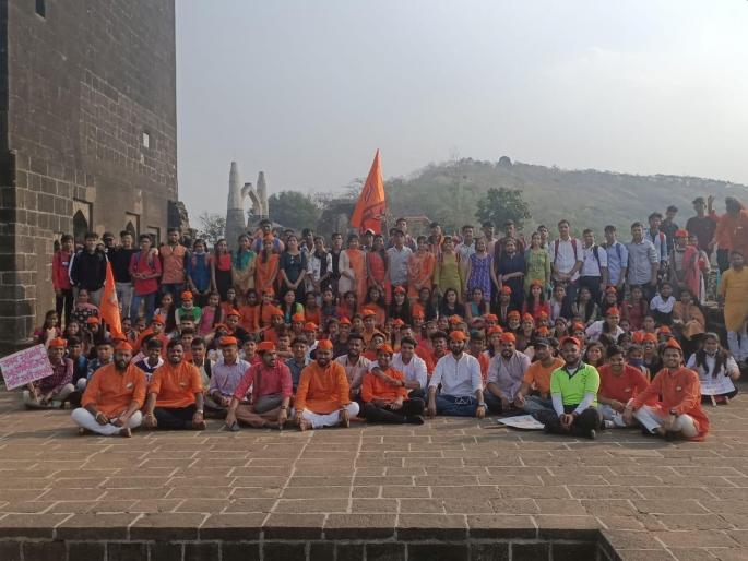 300 students from Thane went to shivneri on the occasion of Valentines Day unique initiative of MNS | व्हॅलेंटाइन डेचा मुहूर्त साधत ठाण्यातील ३०० विद्यार्थ्यांची किल्ले सफारी; मनसेचा अनोखा उपक्रम 300 students from Thane went to shivneri on the occasion of Valentines Day unique initiative of MNS | व्हॅलेंटाइन डेचा मुहूर्त साधत ठाण्यातील ३०० विद्यार्थ्यांची किल्ले सफारी; मनसेचा अनोखा उपक्रम