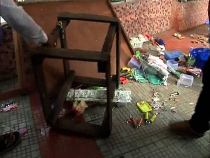 mns activists breaks stalls of feriwallas as ultimatum to railway ends | ठाणे-कल्याण स्टेशनजवळ मनसेचं खळ्ळ खटॅक, कार्यकर्त्यांनी केली स्टॉल्सची तोडफोड mns activists breaks stalls of feriwallas as ultimatum to railway ends | ठाणे-कल्याण स्टेशनजवळ मनसेचं खळ्ळ खटॅक, कार्यकर्त्यांनी केली स्टॉल्सची तोडफोड