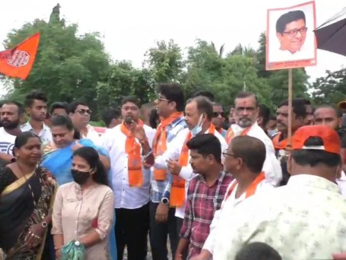 MNS activists close Malodi toll on Mankoli Anjurphata Chinchoti highway in Bhiwandi | भिवंडीतील माणकोली अंजूरफाटा चिंचोटी महामार्गावरील मालोडी टोल नका मनसे कार्यकर्त्यांनी केला बंद MNS activists close Malodi toll on Mankoli Anjurphata Chinchoti highway in Bhiwandi | भिवंडीतील माणकोली अंजूरफाटा चिंचोटी महामार्गावरील मालोडी टोल नका मनसे कार्यकर्त्यांनी केला बंद