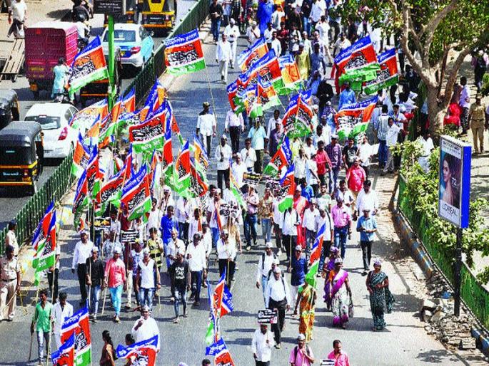 MNS workers are more office-bearers than farmers! Only half to two thousand farmers, activists participate | मनसेच्या मोर्चात शेतकऱ्यांपेक्षा पदाधिकारीच अधिक! केवळ दीड ते दोन हजार शेतकरी, कार्यकर्ते सहभागी MNS workers are more office-bearers than farmers! Only half to two thousand farmers, activists participate | मनसेच्या मोर्चात शेतकऱ्यांपेक्षा पदाधिकारीच अधिक! केवळ दीड ते दोन हजार शेतकरी, कार्यकर्ते सहभागी