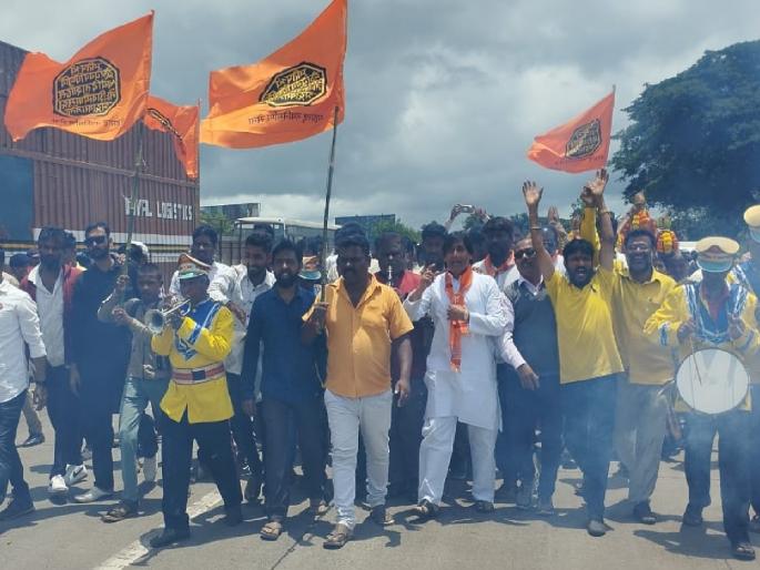 MNS stopped the toll collection at Kini Toll Plaza Pune Bangalore Highway kolhapur | कोल्हापूर: मनसेने किणी टोलनाक्यावरील टोलवसुली पाडली बंद, पोलिसांनी आंदोलकांना घेतलं ताब्यात MNS stopped the toll collection at Kini Toll Plaza Pune Bangalore Highway kolhapur | कोल्हापूर: मनसेने किणी टोलनाक्यावरील टोलवसुली पाडली बंद, पोलिसांनी आंदोलकांना घेतलं ताब्यात