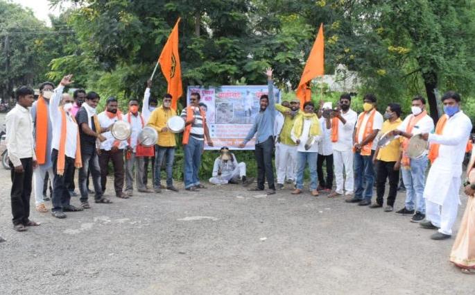 MNS bell ringing agitation for wet drought | ओल्या दुष्काळाच्या मागणीसाठी मनसेचे घंटानाद आंदोलन MNS bell ringing agitation for wet drought | ओल्या दुष्काळाच्या मागणीसाठी मनसेचे घंटानाद आंदोलन