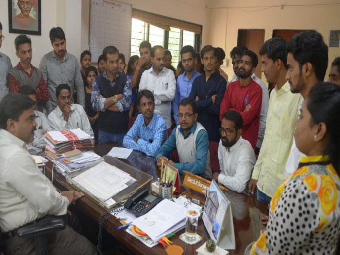 'Govt conflicts with MNVS': 'ICTM' exams at Nashik ITI; 95 percent students disapprove | ‘मनविसे’कडून घेराव : नाशिक आयटीआय येथे ‘आयसीटीएसएम’ परिक्षेत गोंधळा; ९५ टक्के विद्यार्थी नापास  'Govt conflicts with MNVS': 'ICTM' exams at Nashik ITI; 95 percent students disapprove | ‘मनविसे’कडून घेराव : नाशिक आयटीआय येथे ‘आयसीटीएसएम’ परिक्षेत गोंधळा; ९५ टक्के विद्यार्थी नापास