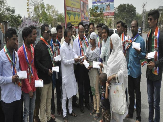 Indigenous sugar allocation by MNS in Jalgaon | जळगावात मनसेतर्फे स्वदेशी साखर वाटप