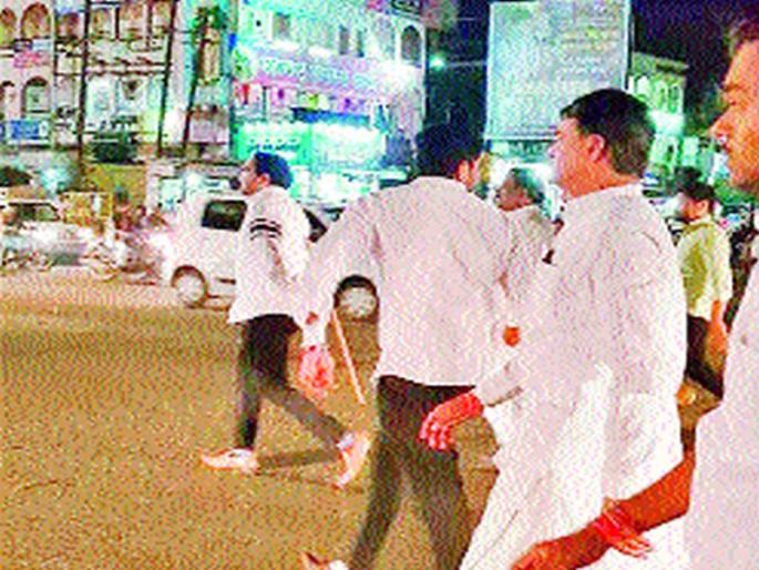 On the illegal vehicles, the Shivsena Khatak | अवैध वाहनांवर शिवसेनेचे खळ्ळ खट्याक