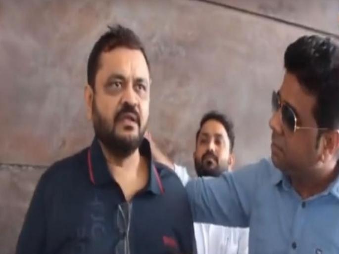 Assaulted to a resident for normal reasons; Finally, Hasmukh Shah surrender to the police | क्षुल्लक कारणावरुन रहिवाशाला मारहाण; अखेर हसमुख शहा पोलिसांना आला शरण     Assaulted to a resident for normal reasons; Finally, Hasmukh Shah surrender to the police | क्षुल्लक कारणावरुन रहिवाशाला मारहाण; अखेर हसमुख शहा पोलिसांना आला शरण