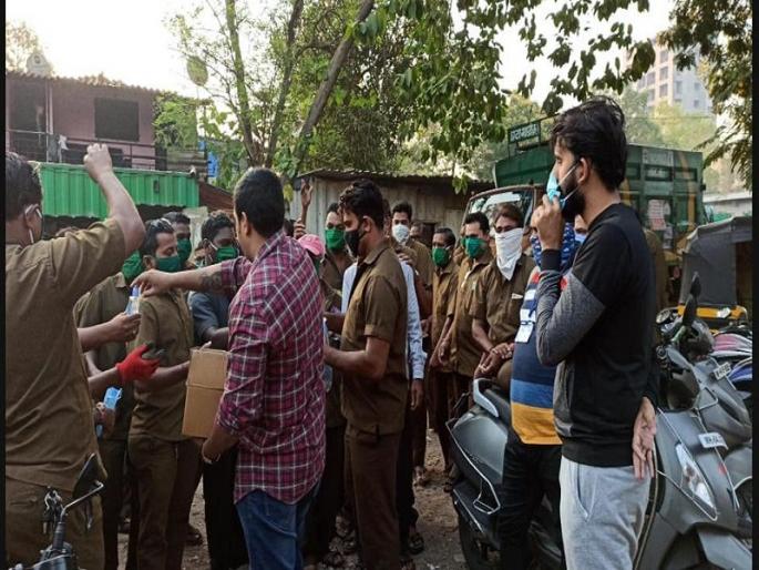Thane Municipality cleans up staff's life | ठाणे पालिकेच्या सफाई कर्मचाऱ्यांच्या जीवाशी प्रशासनाचा खेळ - मनसेचा आरोप, मनसेकडून स्वच्छतादूतांना 'अँटी कोरोना किट'चे वाटप Thane Municipality cleans up staff's life | ठाणे पालिकेच्या सफाई कर्मचाऱ्यांच्या जीवाशी प्रशासनाचा खेळ - मनसेचा आरोप, मनसेकडून स्वच्छतादूतांना 'अँटी कोरोना किट'चे वाटप