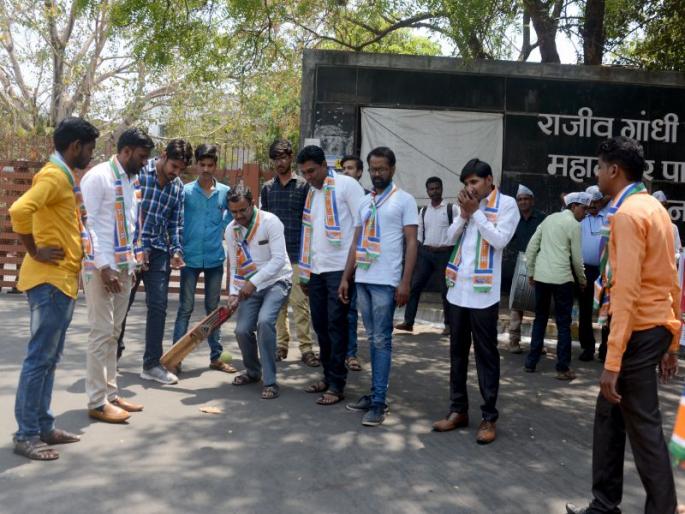 Movement against the tax increase in Nashik Municipal Corporation premises in Nashik Municipal Corporation | करवाढीविरोधात मनविसेचे नाशिक महापालिका आवारात क्रीकेट खेळून आंदोलन Movement against the tax increase in Nashik Municipal Corporation premises in Nashik Municipal Corporation | करवाढीविरोधात मनविसेचे नाशिक महापालिका आवारात क्रीकेट खेळून आंदोलन