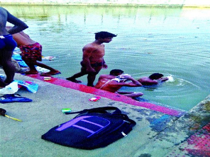 Pollution pollution from parasites | परप्रांतीयांकडून तलावाचे प्रदूषण Pollution pollution from parasites | परप्रांतीयांकडून तलावाचे प्रदूषण