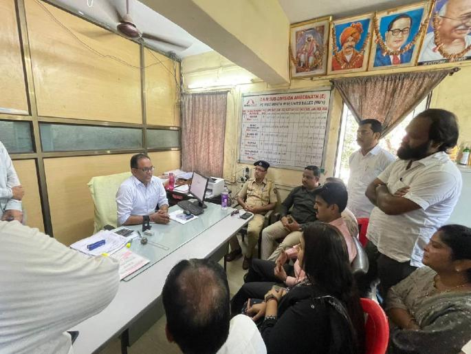 In Ambernath, MNS slaps bracelets on inefficient Mahadistribution officers | अंबरनाथमध्ये मनसेकडून अकार्यक्षम महावितरण अधिकाऱ्यांना बांगड्यांचा आहेर! In Ambernath, MNS slaps bracelets on inefficient Mahadistribution officers | अंबरनाथमध्ये मनसेकडून अकार्यक्षम महावितरण अधिकाऱ्यांना बांगड्यांचा आहेर!