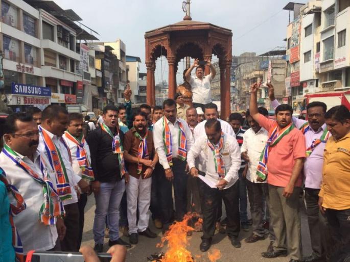 MSN Showed Oppose to ulhasnagar development plan | उल्हासनगरात विकास आराखड्याची मनसेकडून होळी