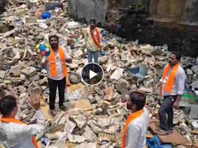 Mumbai drain cleaning exposed MNS activists played volleyball in a drain in Sakinaka | मुंबईच्या नालेसफाईची पोलखोल, मनसेने कार्यकर्ते साकिनाक्यातील नाल्यात उतरुन व्हॉलीबॉल खेळले!