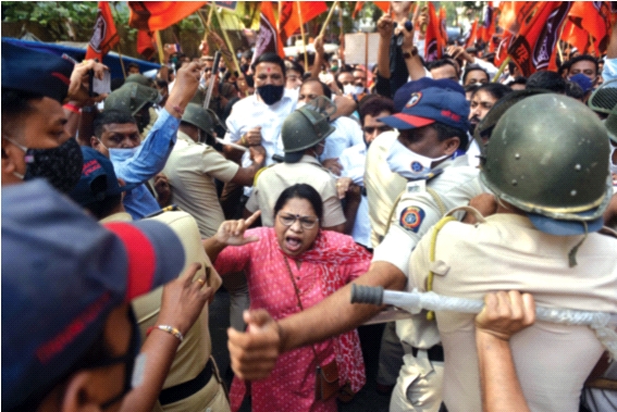 Police-Mansainiks pushed into the police station | पोलीस-मनसैनिकांची ठाण्यात धक्काबुक्की