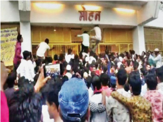 Crowds of movie lovers flocked to the cinema; No mask, no sense of physical distance | सिनेमाप्रेमी मालेगावकरांची चित्रपटगृहावर उसळली गर्दी; ना मास्क, ना शारीरिक अंतराचे भान Crowds of movie lovers flocked to the cinema; No mask, no sense of physical distance | सिनेमाप्रेमी मालेगावकरांची चित्रपटगृहावर उसळली गर्दी; ना मास्क, ना शारीरिक अंतराचे भान