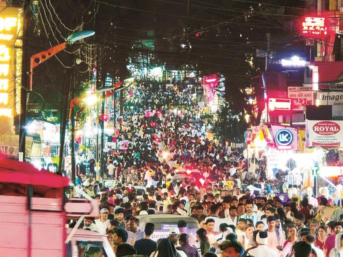 Crowds throng Chohi for shopping; Vehicle parking on the street makes it difficult for customers to walk | खरेदीसाठी गर्दीच गर्दी चोहीकडे; रस्त्यावर वाहन पार्किंगमुळे ग्राहकांना चालणे झाले कठीण