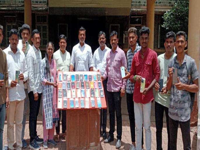 Theft by Sangli Cyber Police search of 138 lost mobiles, seized valuables worth 14 lakhs | सांगली सायबर पोलिसांकडून चोरी, हरविलेल्या १३८ मोबाईलचा शोध, १४ लाखाचा मुद्देमाल हस्तगत Theft by Sangli Cyber Police search of 138 lost mobiles, seized valuables worth 14 lakhs | सांगली सायबर पोलिसांकडून चोरी, हरविलेल्या १३८ मोबाईलचा शोध, १४ लाखाचा मुद्देमाल हस्तगत