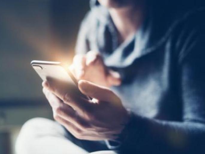 A young man from Ghunki Kolhapur ended his life after being told not to use his mobile phone too much | Kolhapur: मोबाइल जास्त वापरू नकोस म्हटल्याचा राग, तरुणाने उचलले टोकाचे पाऊल A young man from Ghunki Kolhapur ended his life after being told not to use his mobile phone too much | Kolhapur: मोबाइल जास्त वापरू नकोस म्हटल्याचा राग, तरुणाने उचलले टोकाचे पाऊल