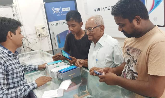 O Pappa .. I just want the mobile, you had a promo ... | ओ पप्पा.. मला.. तोच मोबाईल हवाय, तुम्ही प्रॉमिस केला होता...