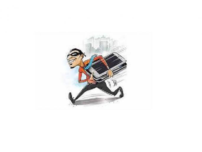 32 mobiles, two bikes and 4 lakh 35 thousand were seized from thieves | ‘ती’ चौकडी चोरीसह विक्रीतही ‘एक्सपर्ट’; ३२ मोबाइल, दुचाकीसह ४ लाख ३५ हजारांचा ऐवज जप्त