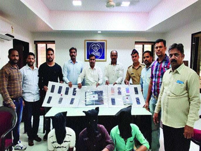 Thousands of mobile phone operators seized | मोबाइल चोरांकडून दीड लाखांचा मुद्देमाल जप्त Thousands of mobile phone operators seized | मोबाइल चोरांकडून दीड लाखांचा मुद्देमाल जप्त