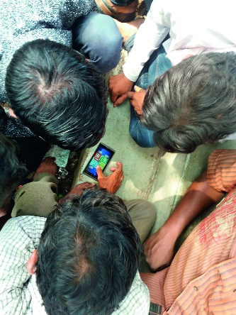 'Lado Gaming' in mobile phones in rural areas! | ग्रामीण भागातील चावड्यांवर रंगतोय मोबाइलमधील ‘लुडो गेम’! 'Lado Gaming' in mobile phones in rural areas! | ग्रामीण भागातील चावड्यांवर रंगतोय मोबाइलमधील ‘लुडो गेम’!