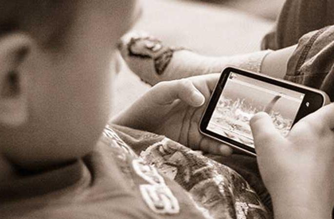 Alerts; Excessive use of mobiles and computers causes tears in the eyes | अलर्ट; मोबाईल, संगणकाच्या अतिवापरामुळे डोळ्यातून पाणी येणे होतेय बंद Alerts; Excessive use of mobiles and computers causes tears in the eyes | अलर्ट; मोबाईल, संगणकाच्या अतिवापरामुळे डोळ्यातून पाणी येणे होतेय बंद
