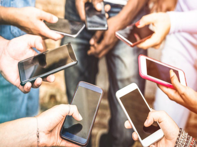 Due to the code of conduct, the embarrassment of distribution of smartphones to Anganwadi workers in front of Zilla Parishad | अंगणवाडी सेविकांसाठी आले स्मार्टफोन; आचारसंहितेमुळे जिल्हा परिषदेसमोर वाटपाचा पेच Due to the code of conduct, the embarrassment of distribution of smartphones to Anganwadi workers in front of Zilla Parishad | अंगणवाडी सेविकांसाठी आले स्मार्टफोन; आचारसंहितेमुळे जिल्हा परिषदेसमोर वाटपाचा पेच