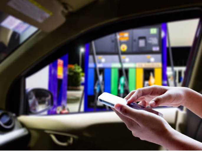 Why is endangering the lives of others as well as himself by talking on the mobile phone at the petrol pump? | पेट्रोलपंपावर मोबाइलवर बोलून, स्वत:सोबतच इतरांचाही जीव धोक्यात का घालतोय दादा ? Why is endangering the lives of others as well as himself by talking on the mobile phone at the petrol pump? | पेट्रोलपंपावर मोबाइलवर बोलून, स्वत:सोबतच इतरांचाही जीव धोक्यात का घालतोय दादा ?