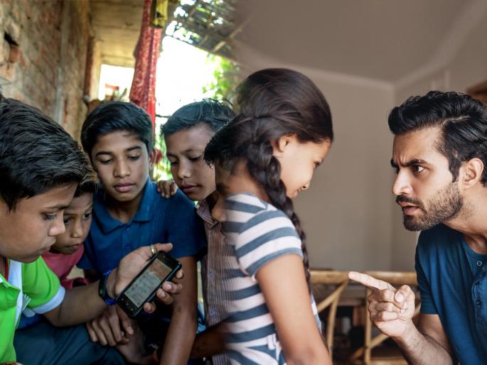 child and mobile addiction? 10 signs of children becoming mobile addicts, how to get read of smart phone addiction? | मुलांना लागलेलं मोबाइलचं व्यसन कसं सुटेल? मुलं मोबाइल ॲडिक्ट झाल्याची १० लक्षणं