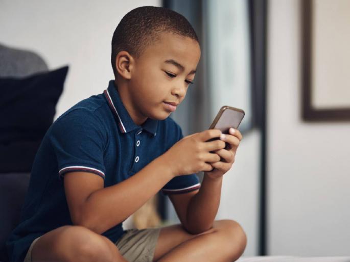 Whose to listen to mobile or home Articles | ऐकायचं नेमकं कोणाचं... मोबाइलचं की घरच्यांचं? Whose to listen to mobile or home Articles | ऐकायचं नेमकं कोणाचं... मोबाइलचं की घरच्यांचं?